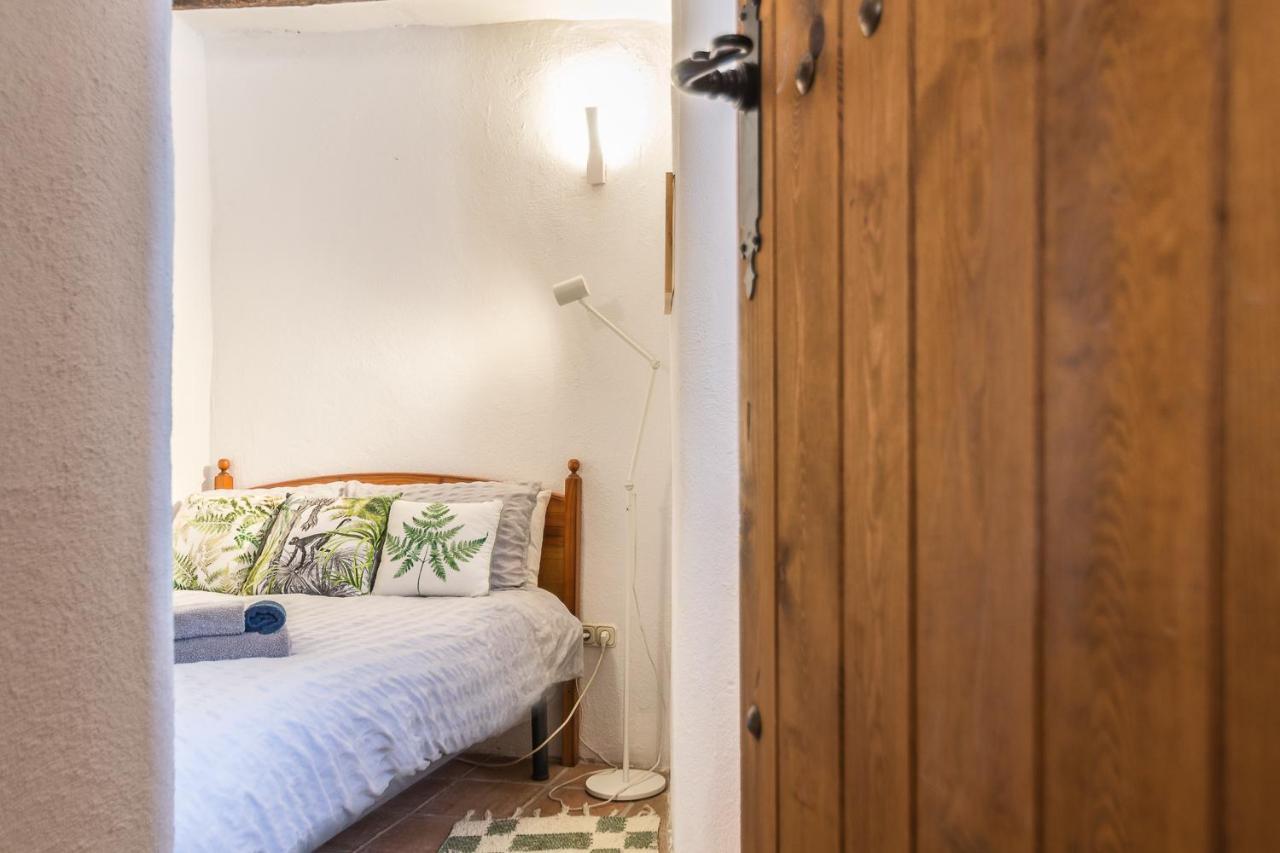 Casa Mundo - 16Th Century Traditional White Village House With Pool Pinos del Valle Bagian luar foto